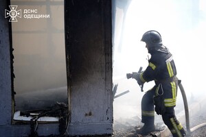 В Одессе горела СТО: получили повреждения автомобиль и здание