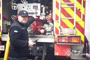 В Одессе горела СТО: получили повреждения автомобиль и здание