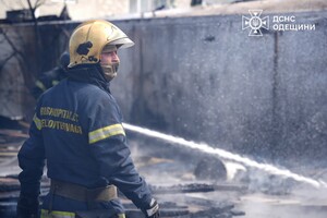 В Одессе горела СТО: получили повреждения автомобиль и здание