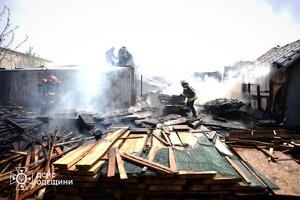 В Одессе горела СТО: получили повреждения автомобиль и здание