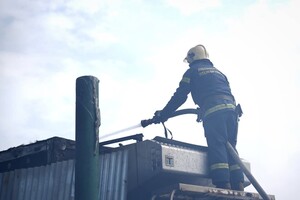 В Одессе горела СТО: получили повреждения автомобиль и здание