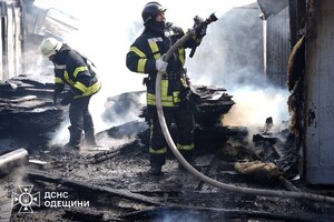 В Одессе горела СТО: получили повреждения автомобиль и здание