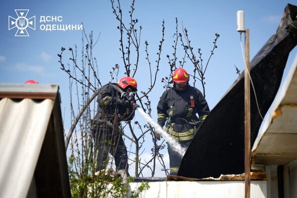 В Одессе горела СТО: получили повреждения автомобиль и здание