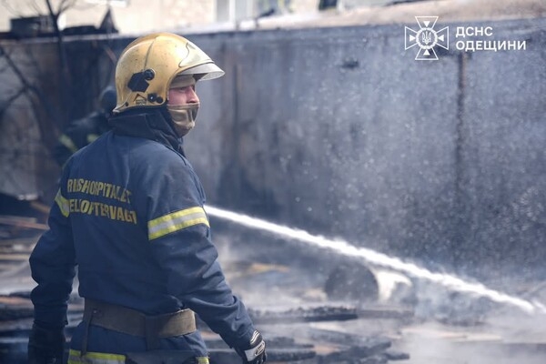 В Одессе горела СТО: получили повреждения автомобиль и здание