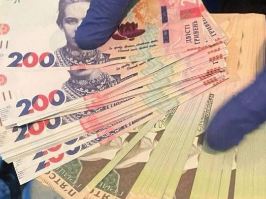 «Довірена особа депутата» виманила у киянки майже півмільйона гривень, обмінявши купюри на сувенірні (фото)