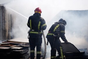 В Одессе горела СТО: получили повреждения автомобиль и здание