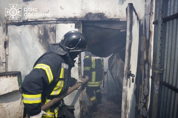 В Одессе горела СТО: получили повреждения автомобиль и здание
