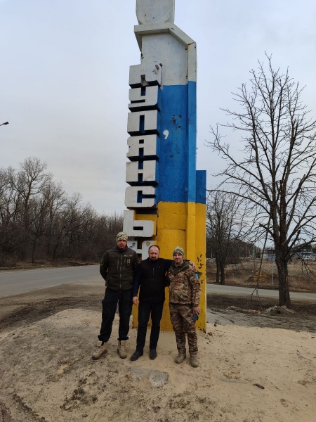 Дорогі джипи й пікапи замість нової церкви: священник з Полтавщини став військовим волонтером