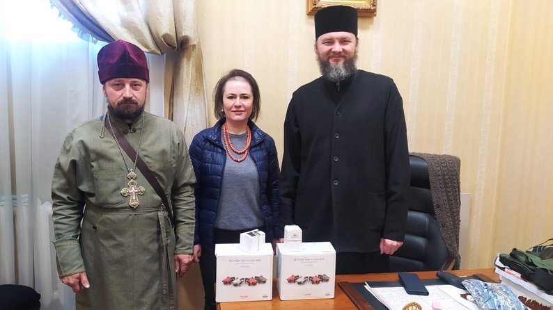 Дорогі джипи й пікапи замість нової церкви: священник з Полтавщини став військовим волонтером