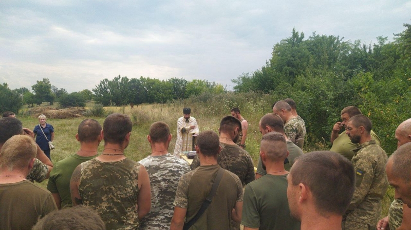 Дорогі джипи й пікапи замість нової церкви: священник з Полтавщини став військовим волонтером