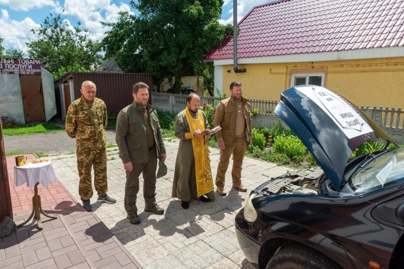 Дорогі джипи й пікапи замість нової церкви: священник з Полтавщини став військовим волонтером