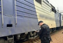 Лежал на путях: в Одессе поезд наехал на мужчину