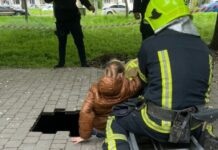 Пропасть посреди тротуара: в Одессе 10-летняя девочка упала в 4-метровую яму